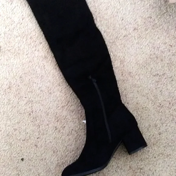 Dream Pairs nwbox. Size 7. Comes with dust bags - Picture 2 of 9